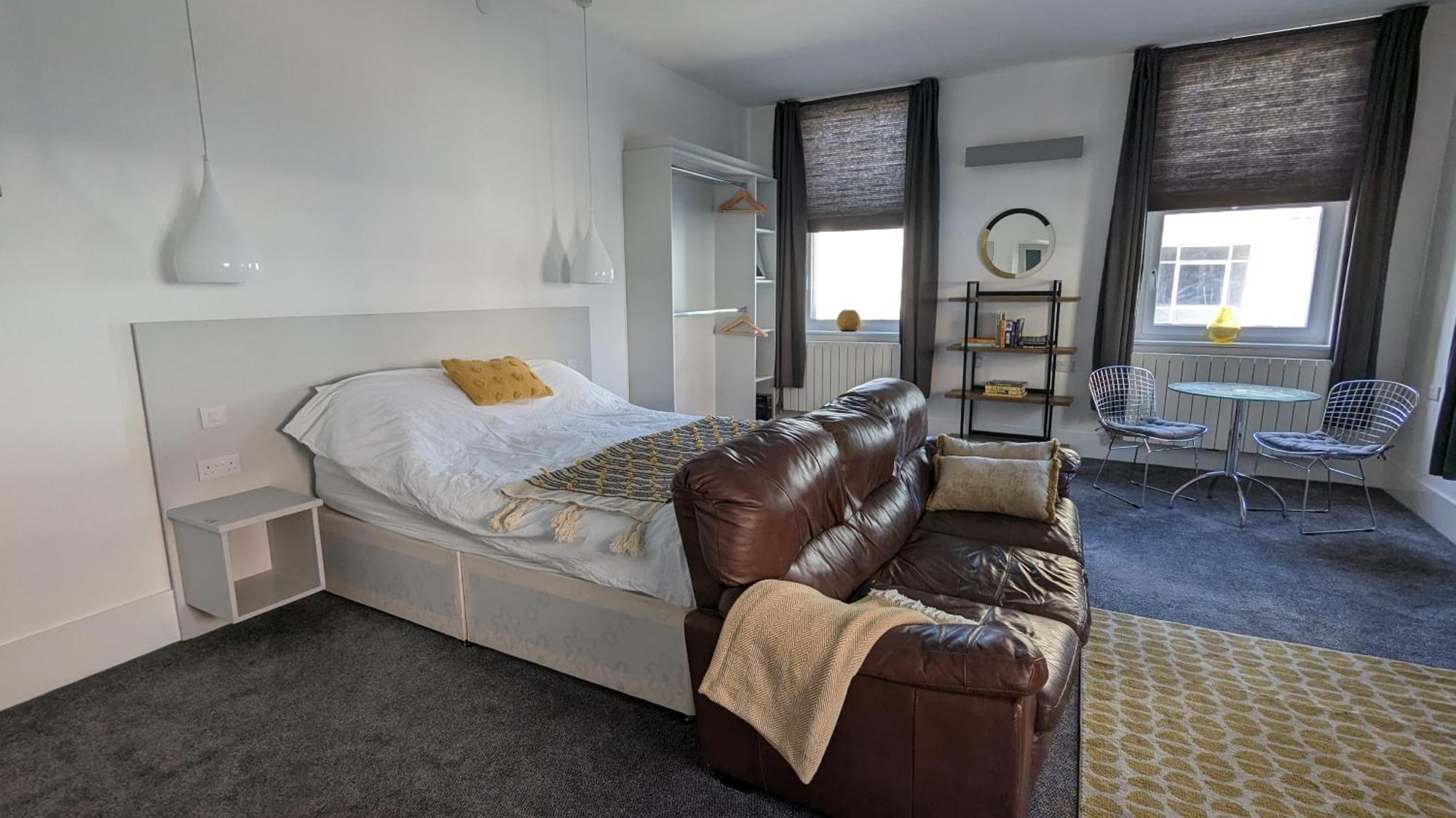 Gorgeous Comfortable Apartment On The High Street Merthyr Tydfil Exterior foto